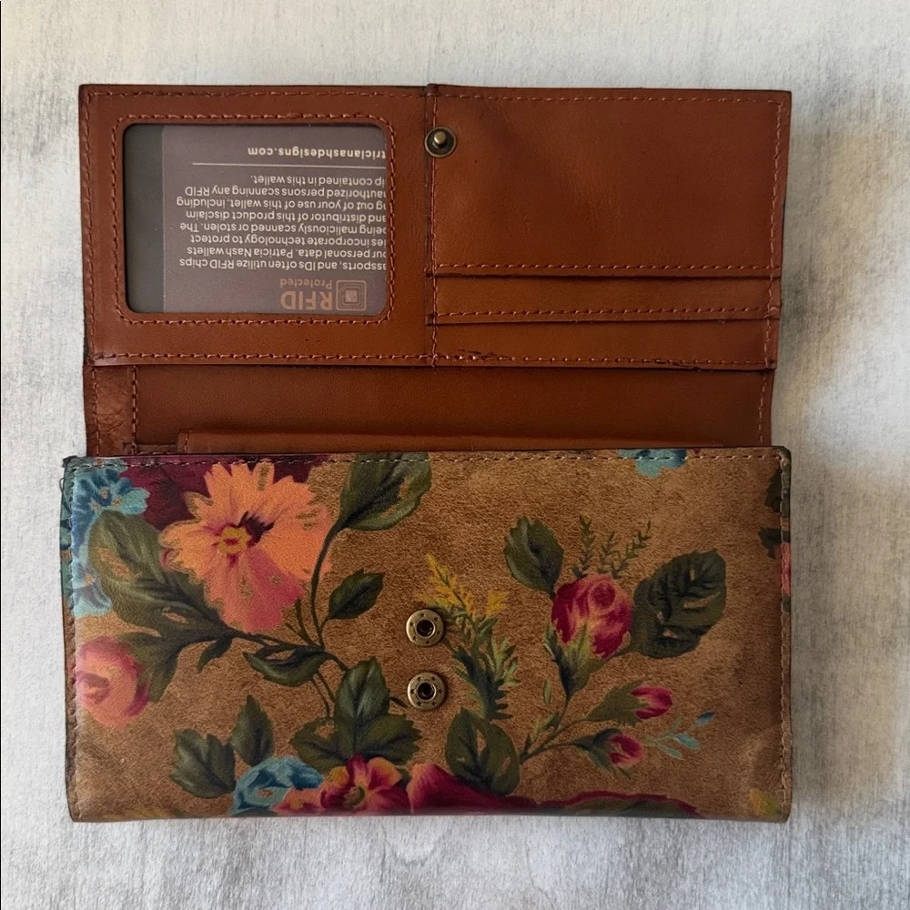 Patricia Nash Terresa Floral Victorian Gardens Clutch Trifold Wallet Tan Red